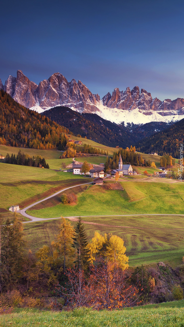 Wieś Santa Maddalena na tle gór