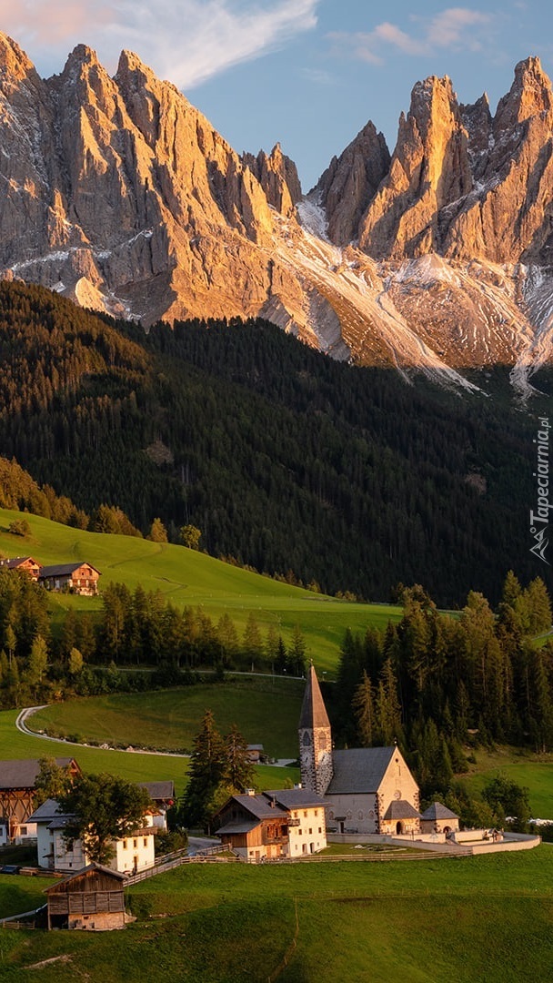 Wieś Santa Maddalena w dolinie Val di Funes