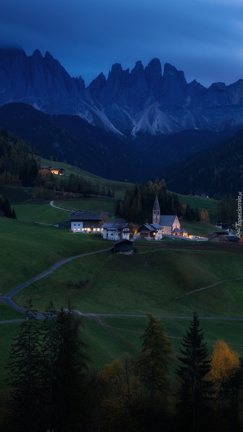 Wieś Santa Maddalena w dolinie Val di Funes