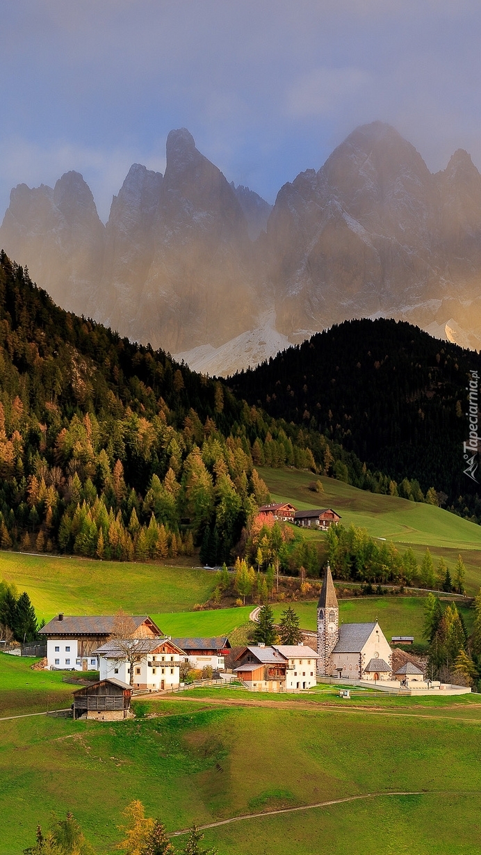 Wieś Santa Maddalena w dolinie