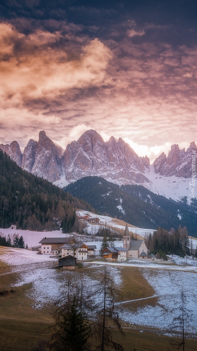 Wieś Santa Maddalena w górskiej dolinie