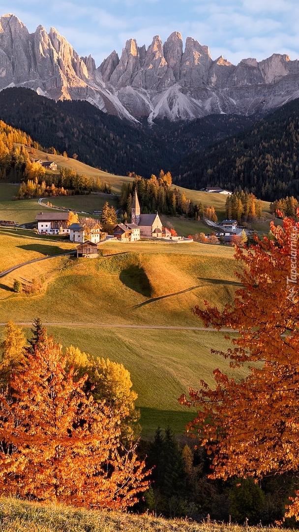 Wieś Santa Maddalena we włoskich Dolomitach jesienią