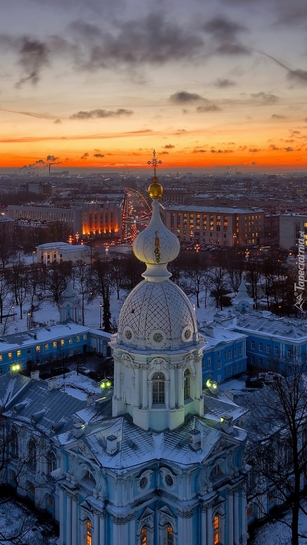 Wieża cerkwi na tle panoramy miasta