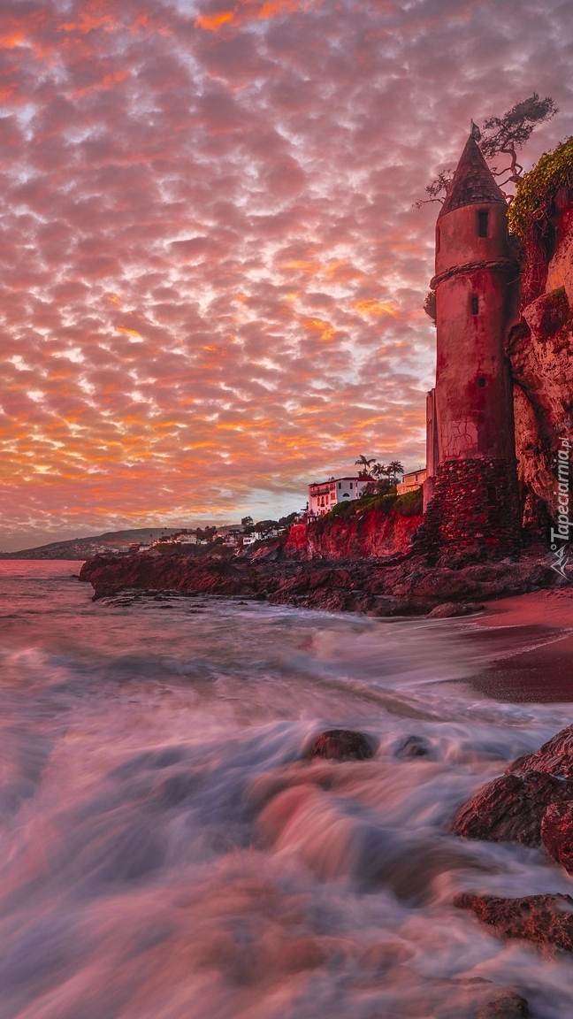 Wieża Pirate Tower na plaży Victoria Beach