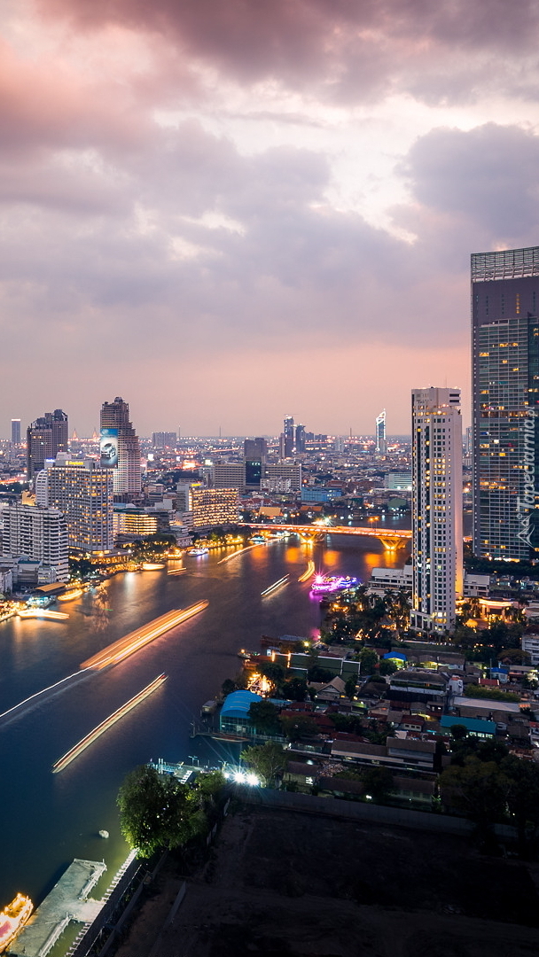 Wieżowce w Bangkoku nad rzeką