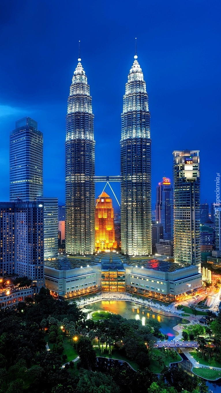 Wieżowce w Malezji nocą