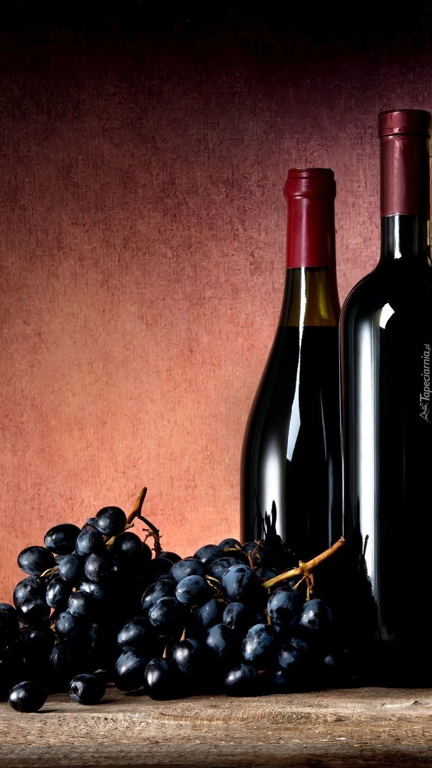 Черный виноград вино. Бутылка вина. Черное вино. Черная бутылка вина. Вино и виноград.