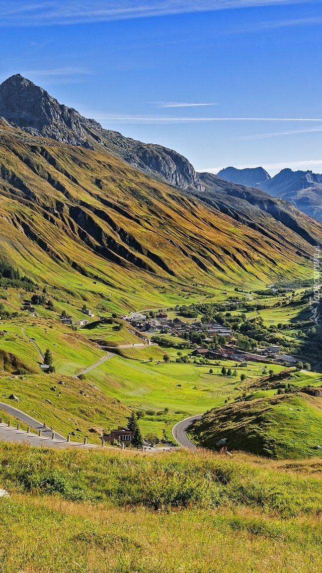 Wioska na przełęczy Furkapass w Alpach Berneńskich