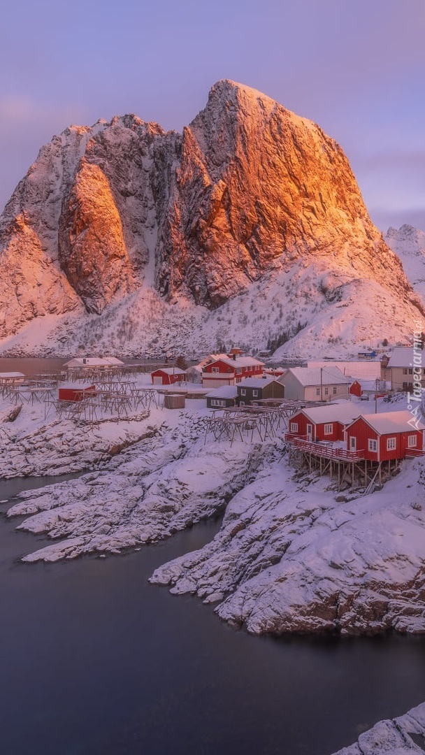 Wioska Reine na Lofotach w Norwegii zimą