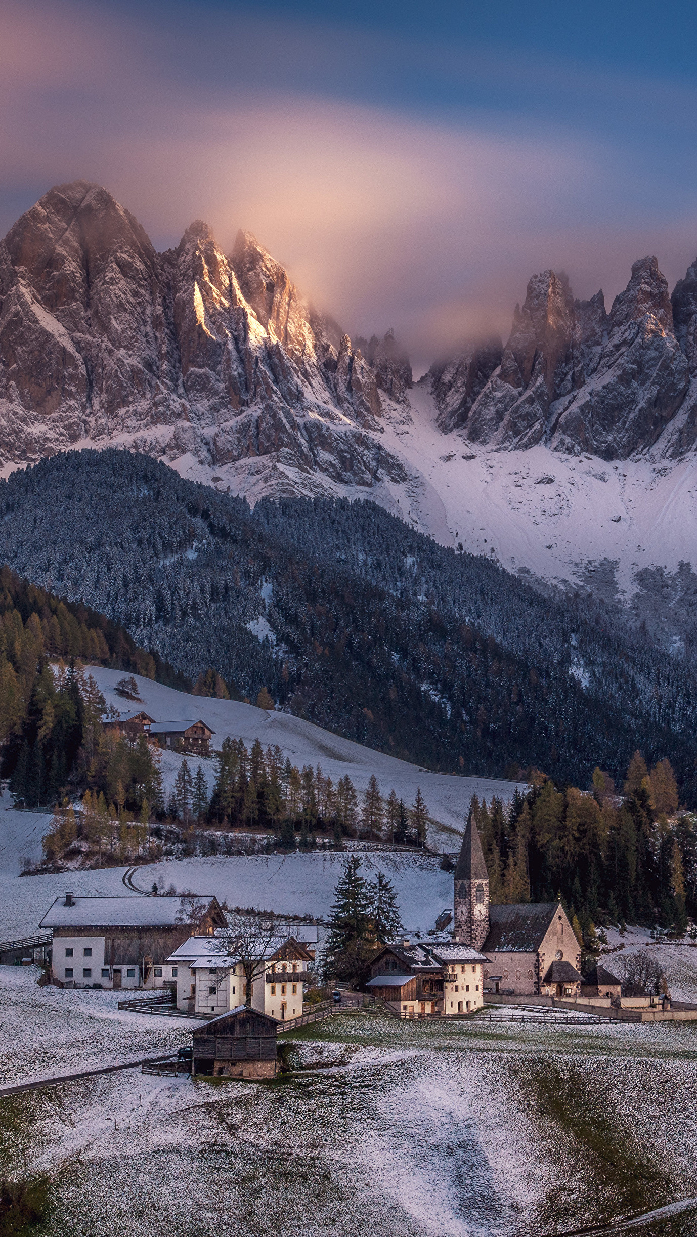 Wioska Santa Maddalena w Dolomitach zimą