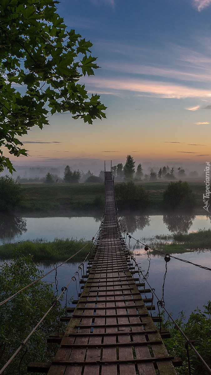 Wiszący drewniany most nad rzeką