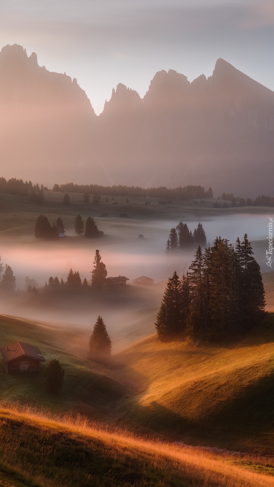Włoskie Dolomity we mgle