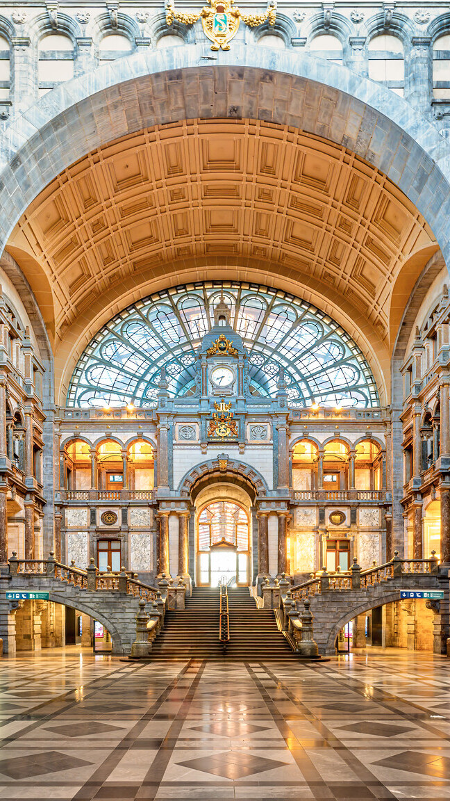 Wnętrze dworca kolejowego Antwerpen-Centraal