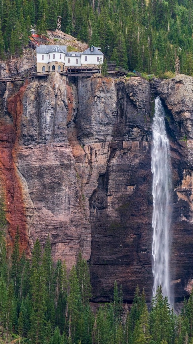Wodospad Bridal Veil Falls na skałach