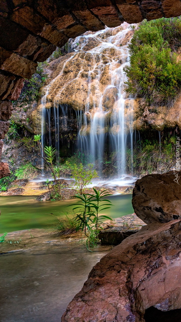 Wodospad Cascades de Lequarci na skałach