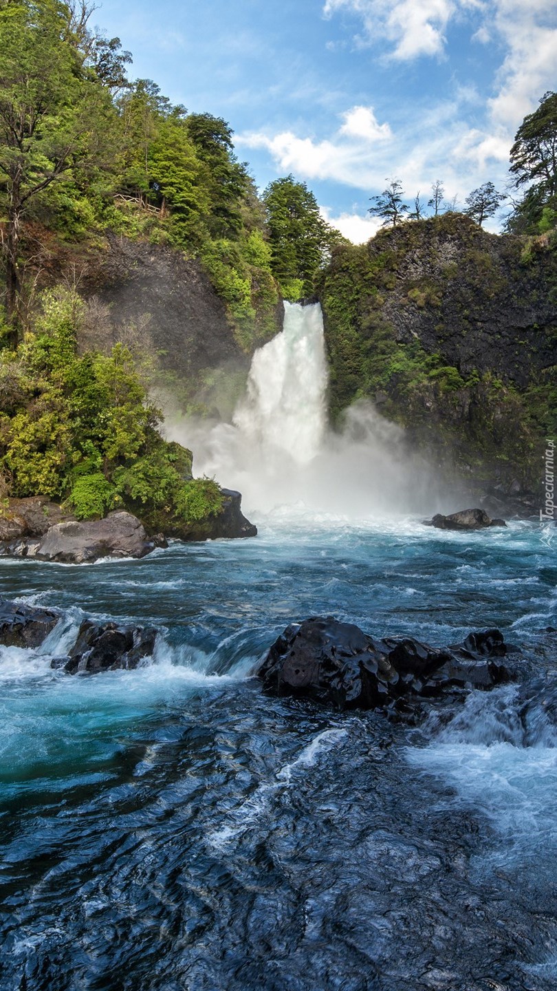 Wodospad Huilo-Huilo Falls nad rzeką