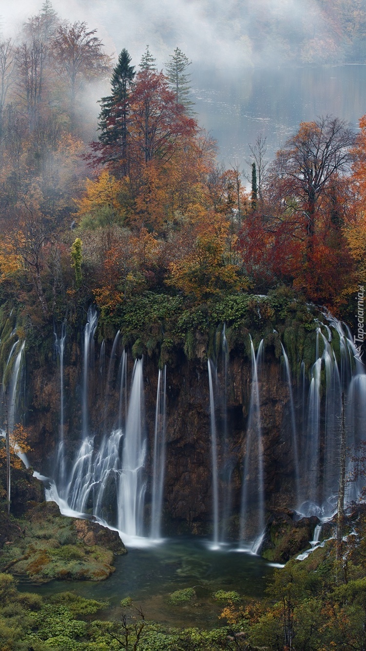 Wodospad jesienią w Chorwacji