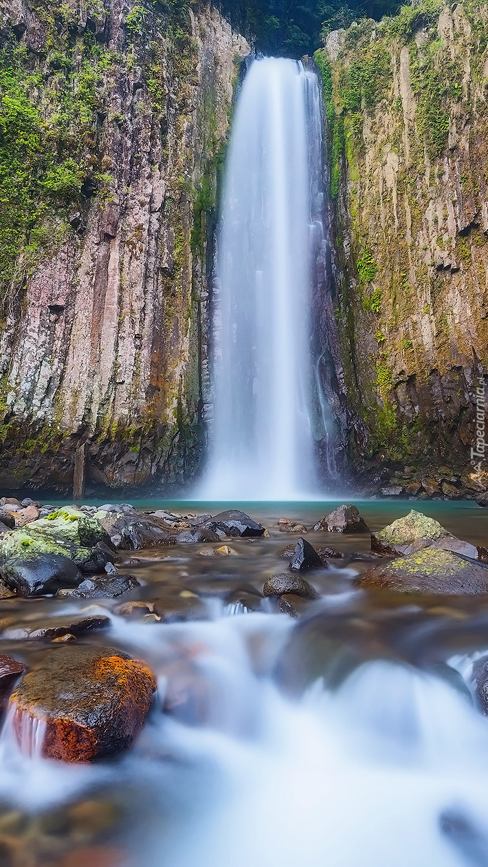 Wodospad Kaname Falls na skałach