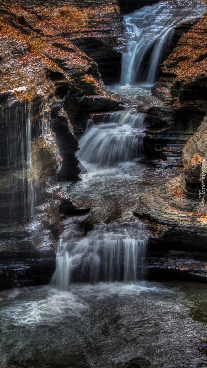 Wodospad kaskadowy spływający ze skał