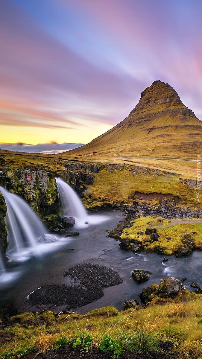 Wodospad Kirkjufellsfoss i góra Kirkjufell