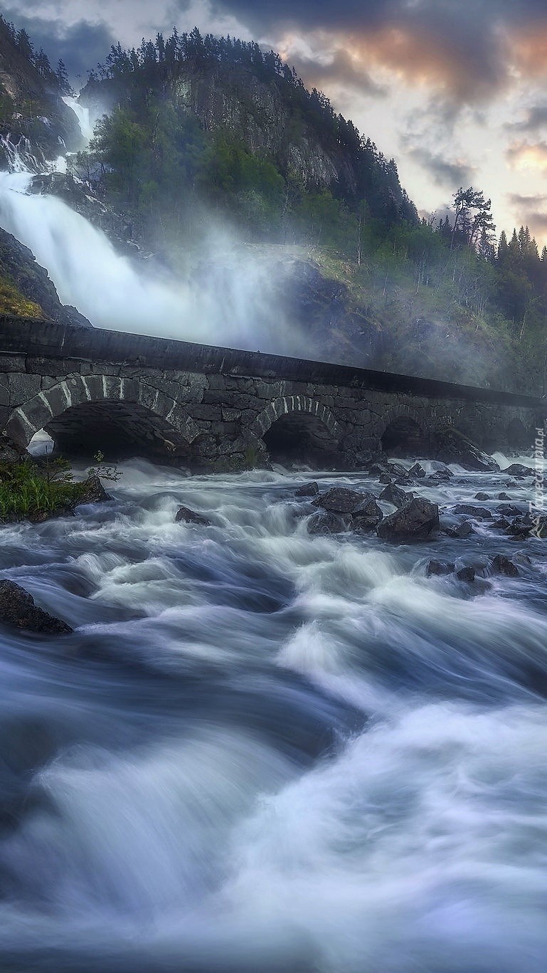 Wodospad Latefossen w górach