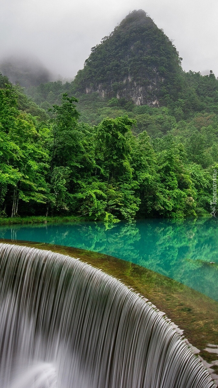 Wodospad na rzece w Chinach