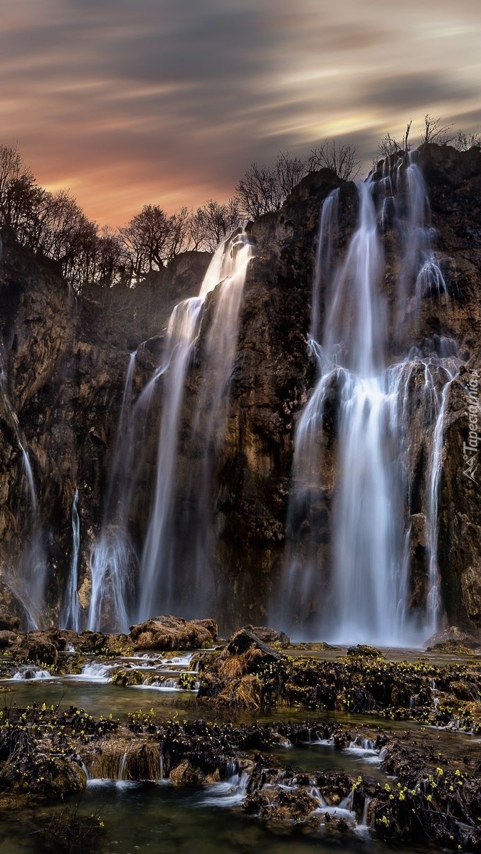 Wodospad na skałach w Chorwacji