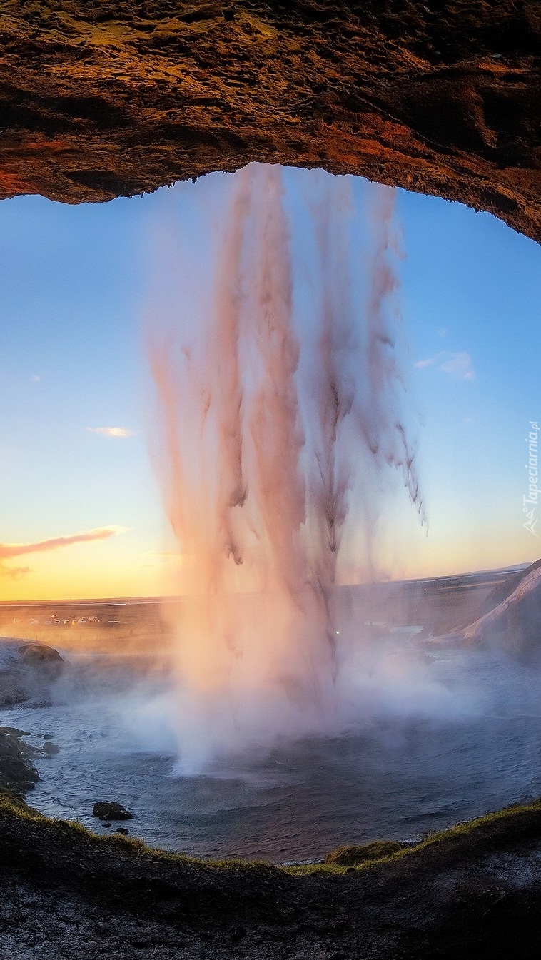 Wodospad Seljalandsfoss w Islandii