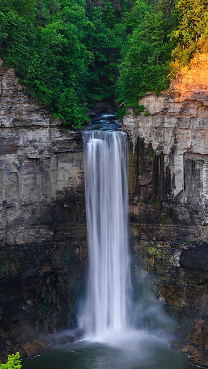 Wodospad Taughannock Falls na skałach