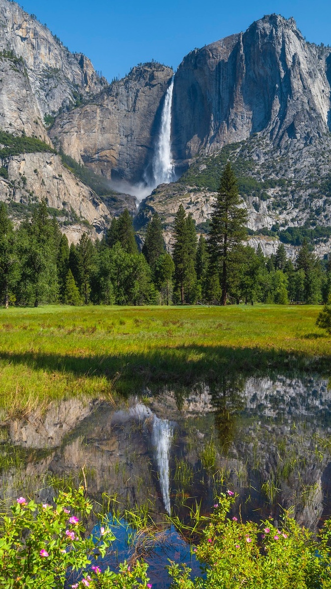 Wodospad Upper Yosemite na skałach