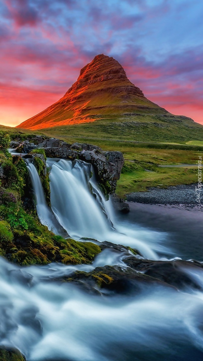 Wodospad z widokiem na górę Kirkjufell w Islandii