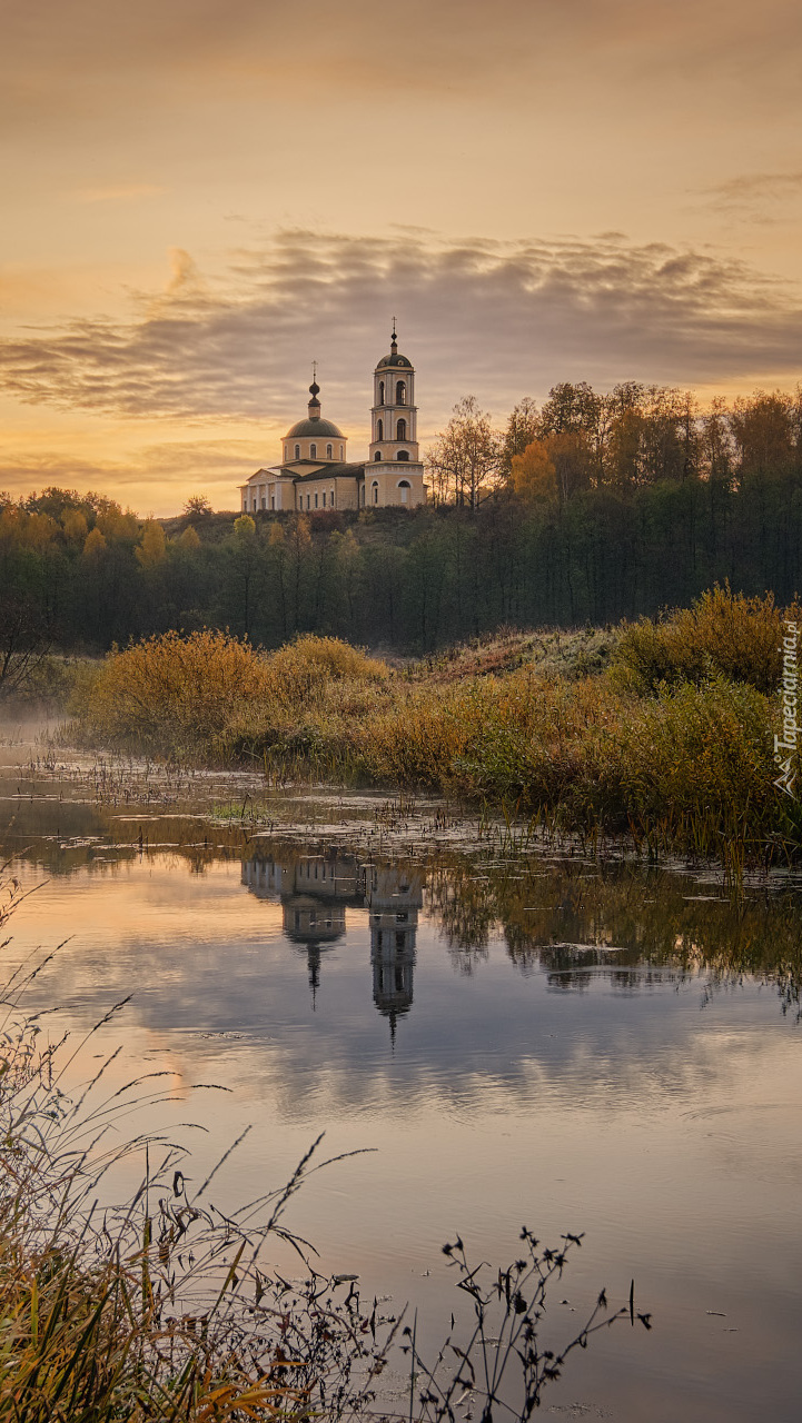 Wschód słońca nad cerkwią św. Eliasza w Rosji