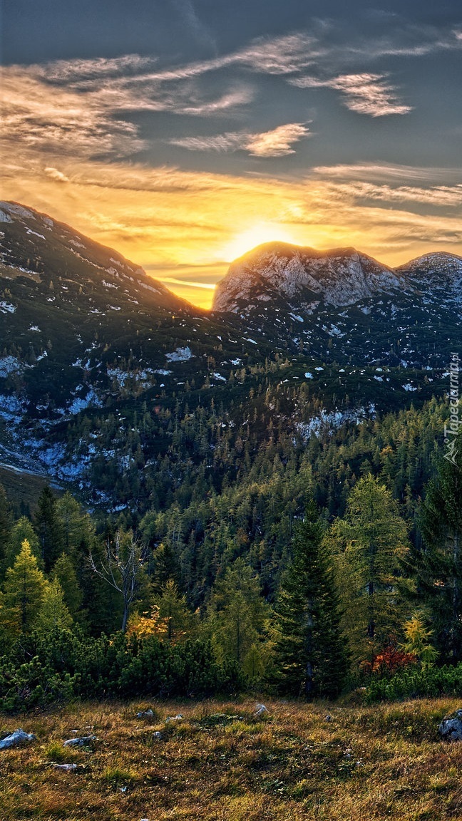 Wschód słońca nad górami