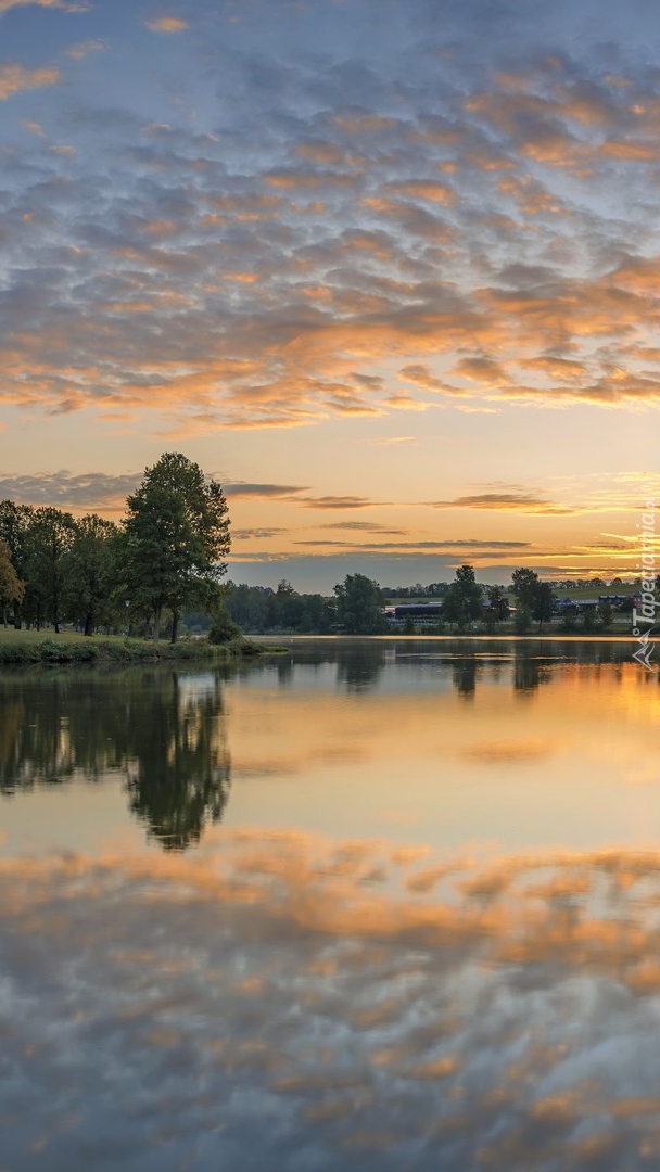 Wschód słońca nad jeziorem