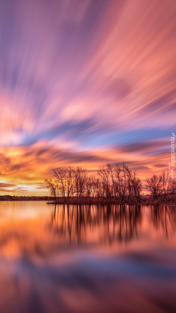 Wschód słońca nad jeziorem Chatfield Lake