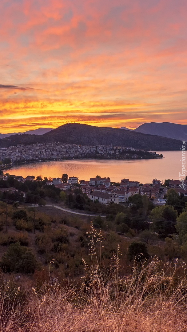 Wschód słońca nad jeziorem Kastoria