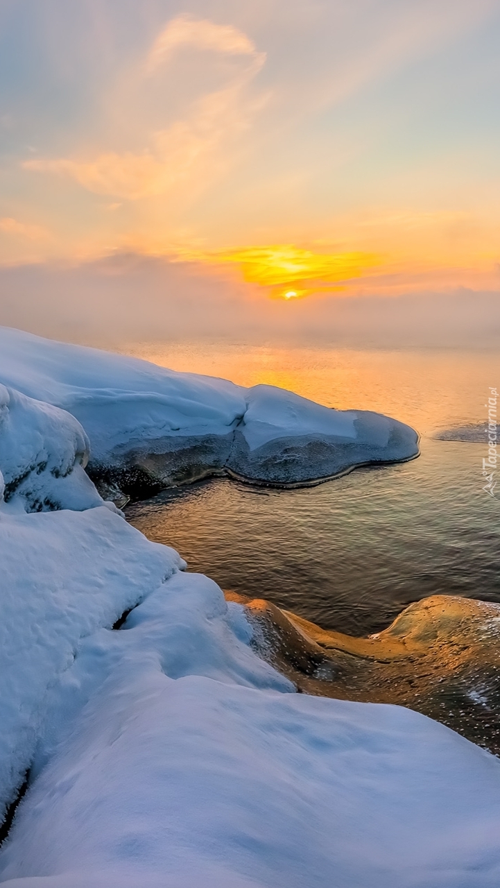 Wschód słońca nad jeziorem Ładoga zimą