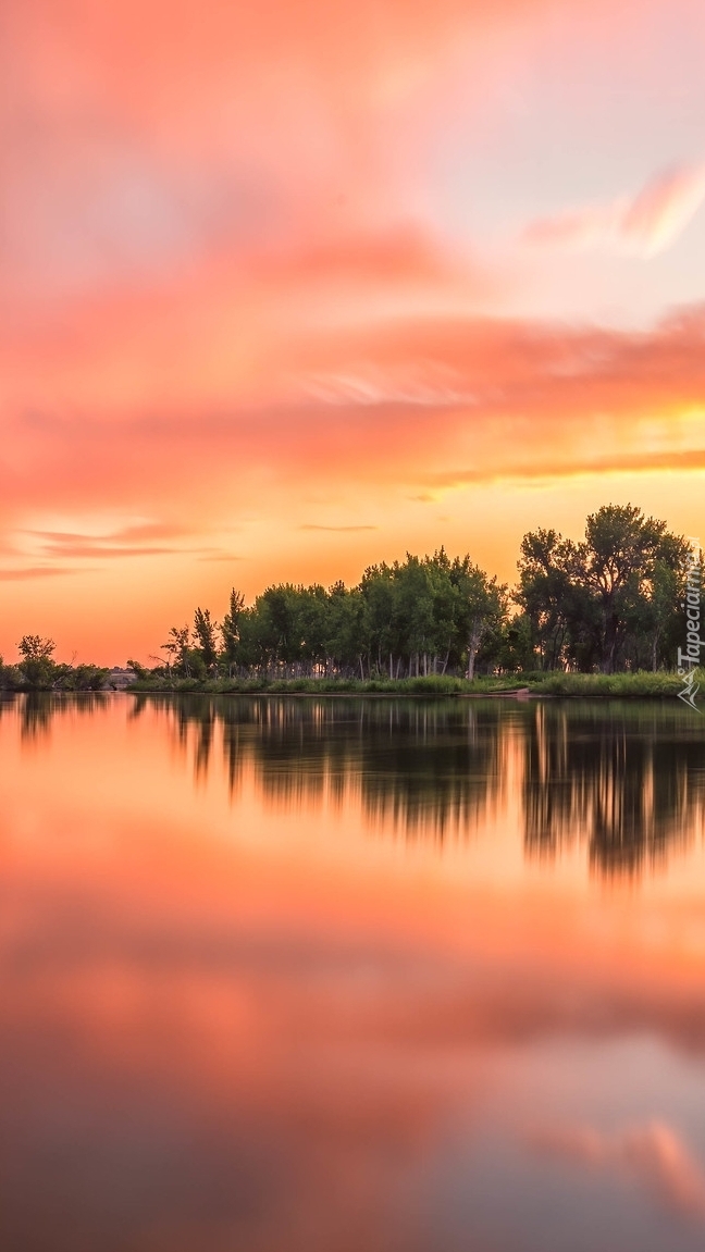 Wschód słońca nad jeziorem Lake Chatfield