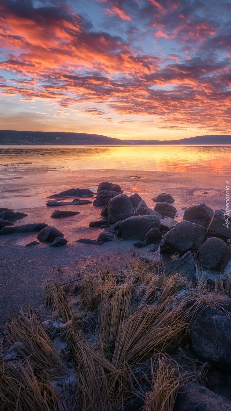 Wschód słońca nad jeziorem Tyrifjorden w Norwegii