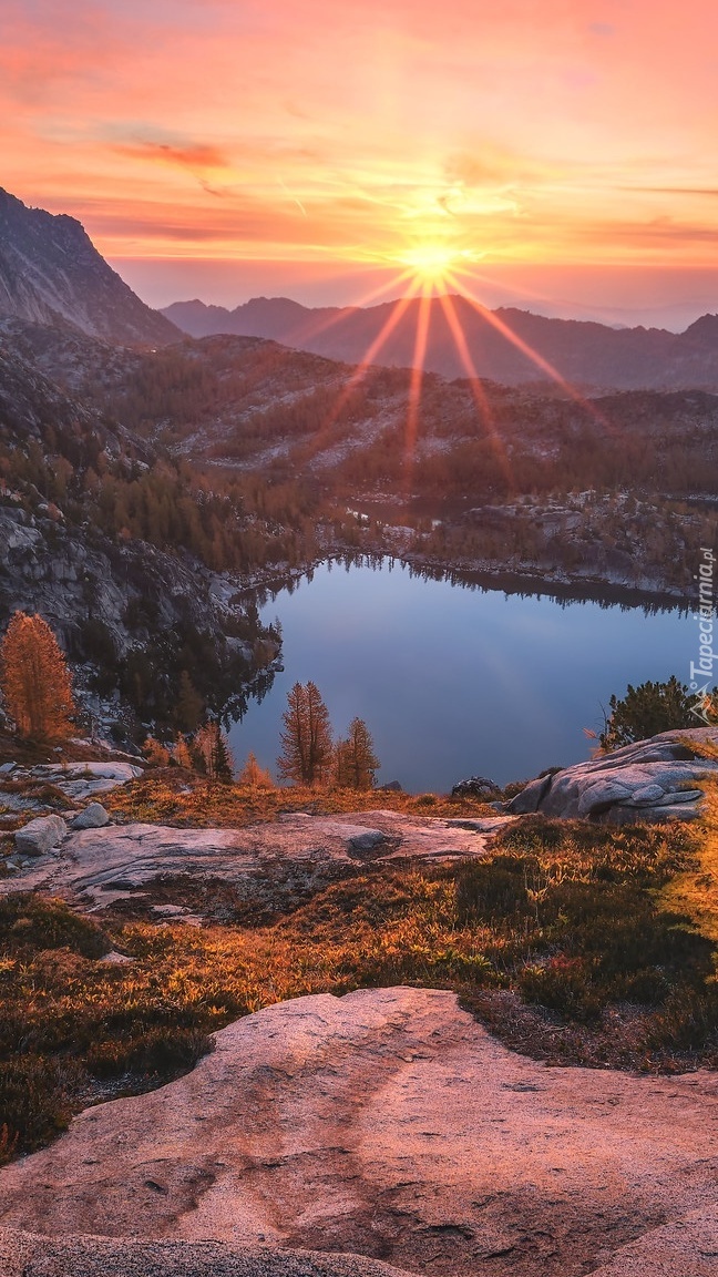 Wschód słońca nad rezerwatem przyrody Alpine Lakes Wilderness