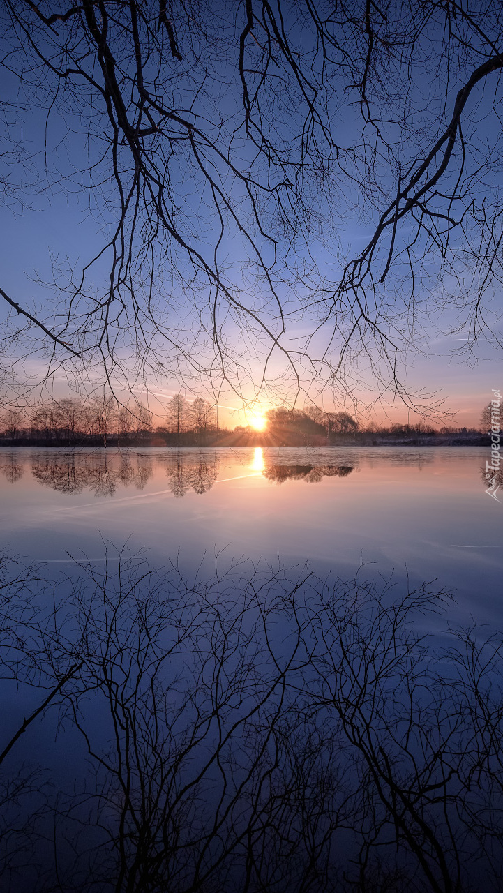 Wschód słońca nad rzeką