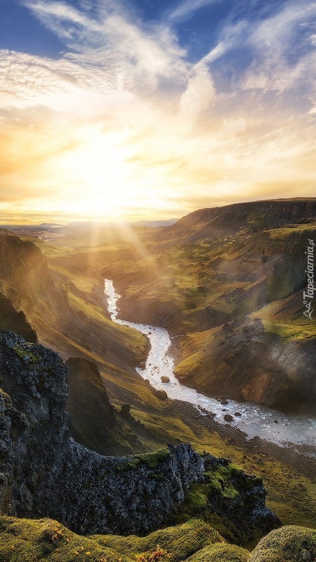 Wschód słońca nad rzeką Fossá w Islandii