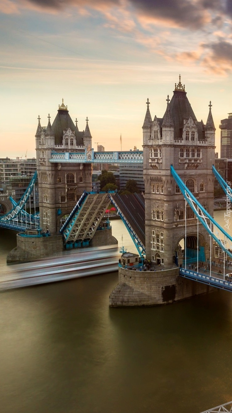 Wschód słońca nad Tower Bridge