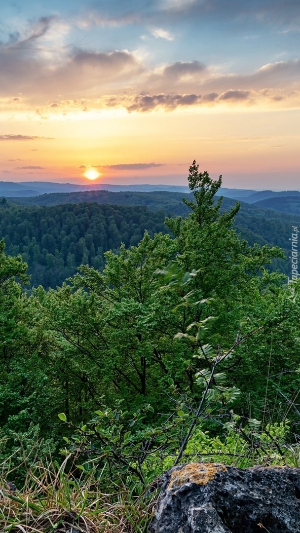 Wschód słońca nad wzgórzami