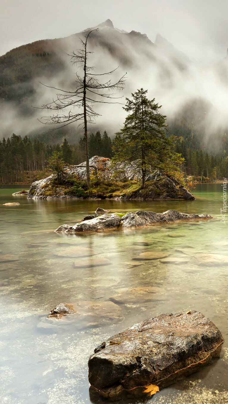 Wysepka na jeziorze Hintersee