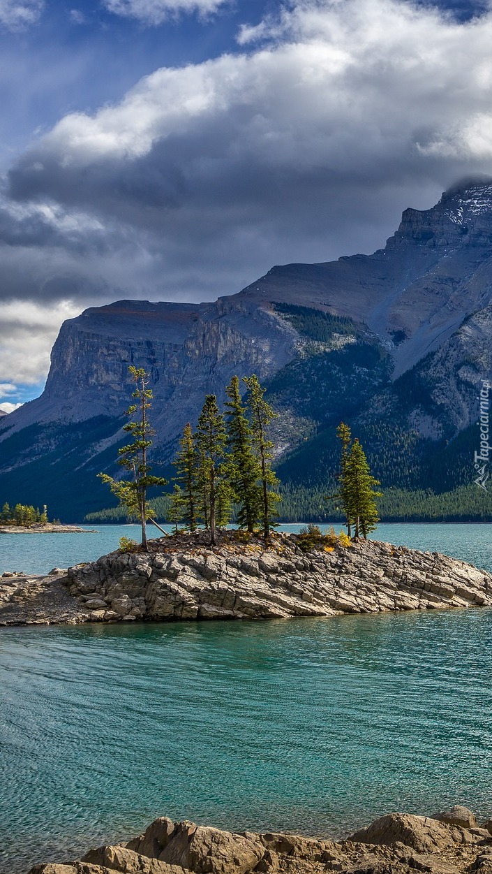 Wysepka na jeziorze Lake Minnewanka w Górach Skalistych