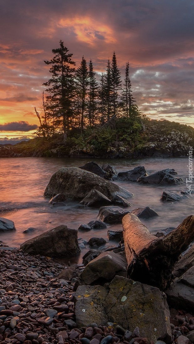 Wysepka na jeziorze Lake Superior