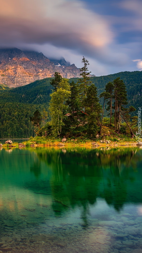 Wysepka z drzewami na jeziorze Eibsee