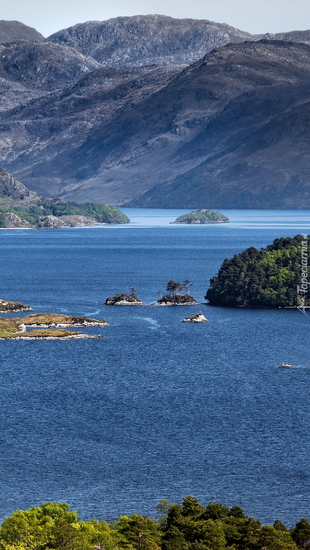 Wysepki na jeziorze Loch Morar