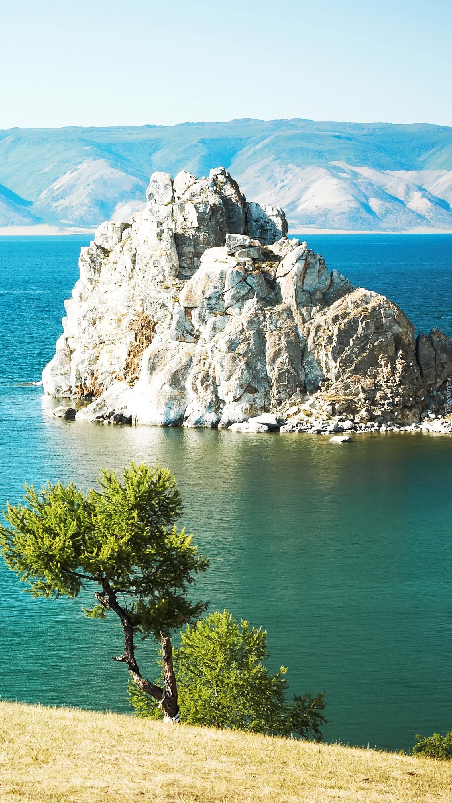Wyspa  na jeziorze Bajkał